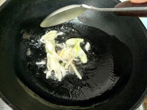 放入葱姜蒜爆香