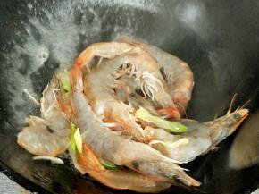 放入虾进行翻炒