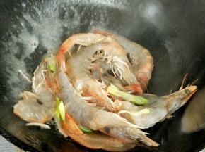 放入虾进行翻炒