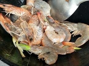 放入盐进行调味