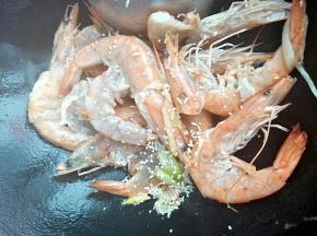 放入鸡精继续翻炒