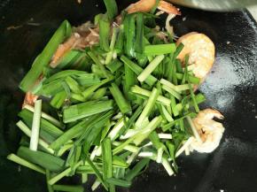 虾变红以后放入韭菜