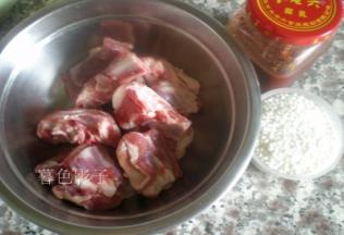 新鲜的羊排骨洗好备用