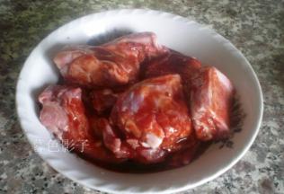 羊排上撒上腐乳汤汁、腌制半个小时入味