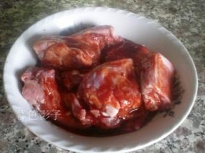 羊排上撒上腐乳汤汁、腌制半个小时入味