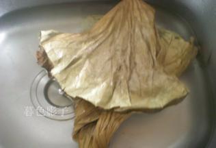 荷叶洗干净备用