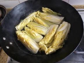 锅里烧开水放入白菜