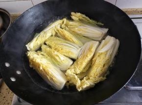 锅里烧开水放入白菜