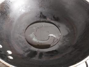 热锅入油烧热