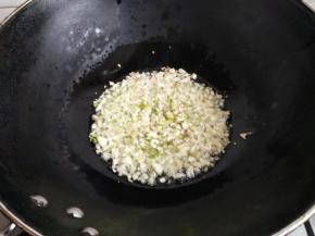 放入蒜炒香