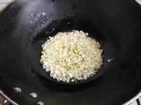 放入蒜炒香