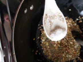 加入生抽加入盐加入耗油加入鸡汤烧开