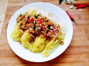 洒在白菜上即可