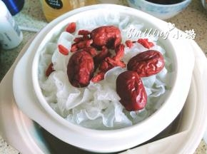 两个小时后，加入红枣和枸杞，再炖15分钟，菠萝和椰果只在最后放进去焖一下就行