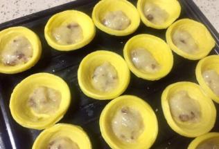 取出回温的蛋挞皮舀入适量的香蕉葡萄干泥