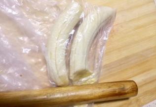 香蕉去皮装入保鲜袋里用借助擀面杖压成泥