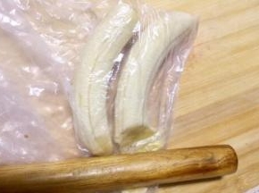 香蕉去皮装入保鲜袋里用借助擀面杖压成泥