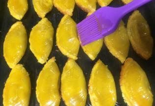 把所有锡纸去掉，在表面刷上蛋液