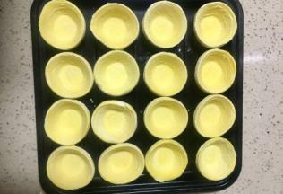 蛋挞皮冰箱取出放烤盘回温