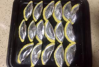 然后像包饺子一样对折封口，按此方法全都做好，放入烤箱200度，12分钟