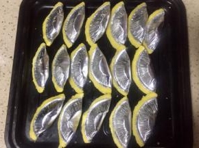 然后像包饺子一样对折封口，按此方法全都做好，放入烤箱200度，12分钟