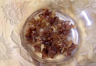 我这葡萄干是有玫瑰花香，取适量，把葡萄干剁碎