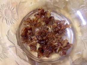 我这葡萄干是有玫瑰花香，取适量，把葡萄干剁碎