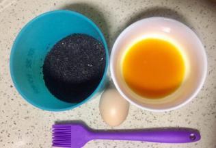 现在准备下步的食材，鸡蛋打散，黑芝麻备用