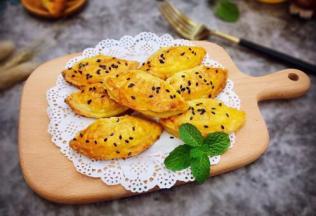 金灿灿，香喷喷，酥的掉渣的香蕉果仁酥做零食或下午茶都非常不错哦！