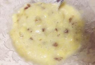 香蕉压成泥后放入装葡萄干的碗里搅拌均匀