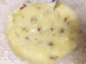 香蕉压成泥后放入装葡萄干的碗里搅拌均匀