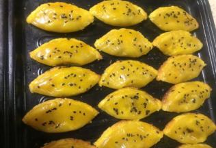 再撒上黑芝麻，再次放入烤箱180度10分钟，继续烤