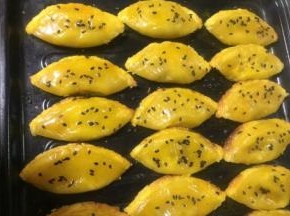 再撒上黑芝麻，再次放入烤箱180度10分钟，继续烤