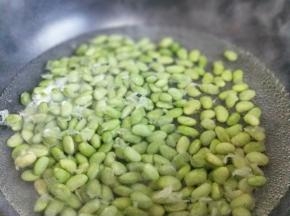 毛豆焯水，冷水入锅。