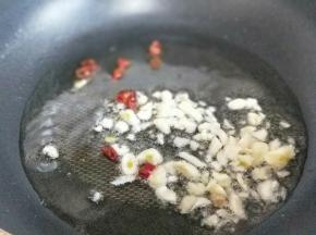 起油锅，加入切好的蒜和辣椒炒香。
