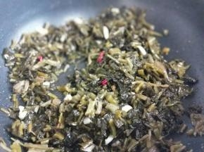 加入切好的雪菜煸炒。