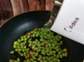 加入少许清水。中火翻炒片刻。(根据个人口味放盐量)