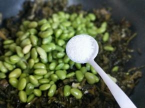 加入盐，中火翻炒片刻。(根据个人口味放盐量)