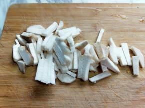 杏鲍菇去根，去掉外面一层皮。切条。