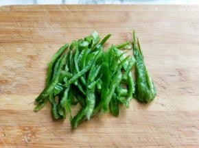 青椒去根洗干净，去籽，切丝。