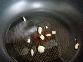 起油锅加入蒜炒香。