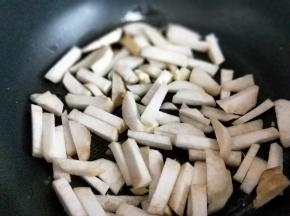 再加入杏鲍菇煸炒，