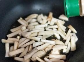 加入十三香，将杏鲍菇炒熟。