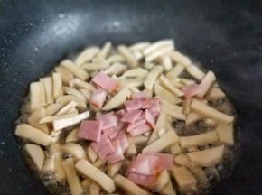加入切好的培根。