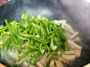 最后加入切好的青椒，快速翻炒均匀，关火加入少许鸡粉，借助余温翻炒，出锅。