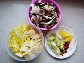 配菜淘洗干净切好，葱辣椒切段，姜切片。