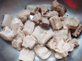 排骨入冷水锅里煮开后，焯水捞出备用。