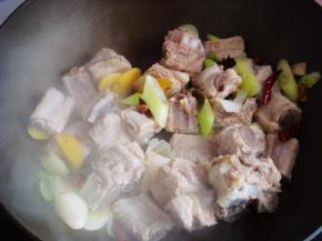 倒入排骨翻炒。