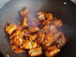 倒入生抽、老抽翻炒上色。