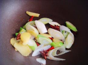 炒锅里倒入适量食用油，放入葱姜、辣椒、八角煸香。